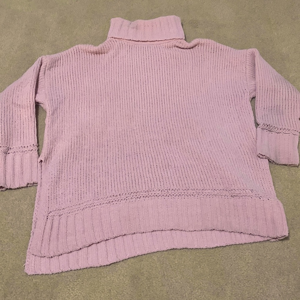 aerie light peachy-pink turtleneck sweater w/ side slits. Size XS.